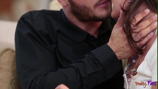 Teenie-Schwanzlutscher wird von Stiefvater durchbohrt