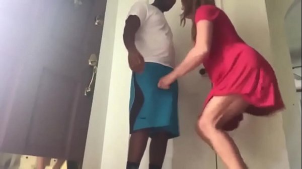 Sie filmt sich selbst beim Saugen einer schwarzen Nuss