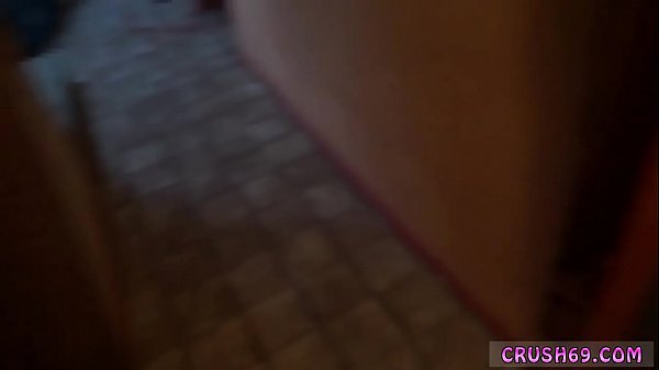 La belle-fille du patron du vieil homme apaise la tension de papa