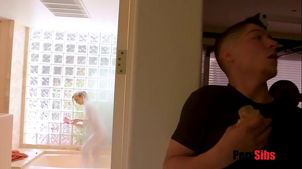 il fratellastro scopa sotto la doccia dopo il suo 19esimo compleanno