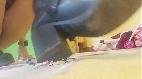 Schiaccio le macchinine con i miei GRANDI stivali