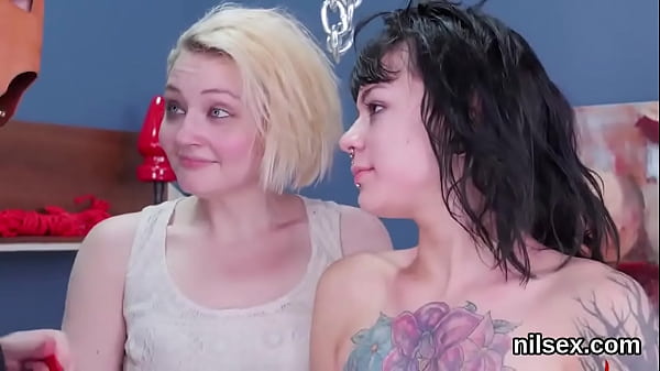 Una ragazza stravagante è stata portata in un manicomio per un trattamento imbarazzante