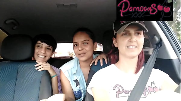 Cô gái tuổi teen xinh đẹp khoe ngực lớn