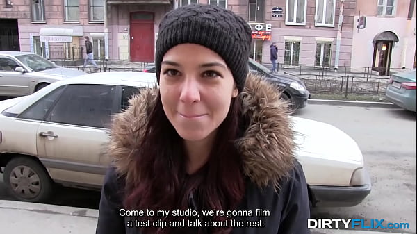 Erstaunlich süßer Teenie gibt an