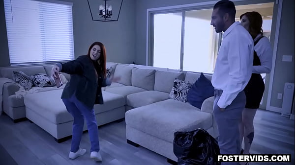 Sinnliches Teenie-Mädchen vergnügt sich im Teenageralter