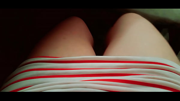 Stiefmutter berührt sich selbst, während sie darauf wartet, dass ihr Stiefsohn ankommt, damit er sie fickt, echte Amateurin, selbstgemacht