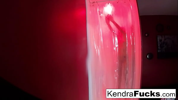 La calda Kendra Cole fa una doccia sexy!
