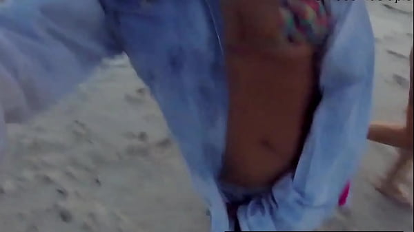 Hai cô gái nghịch ngợm trên bãi biển khỏa thân chuẩn bị sẵn sàng - Lady Milf - Pernocas