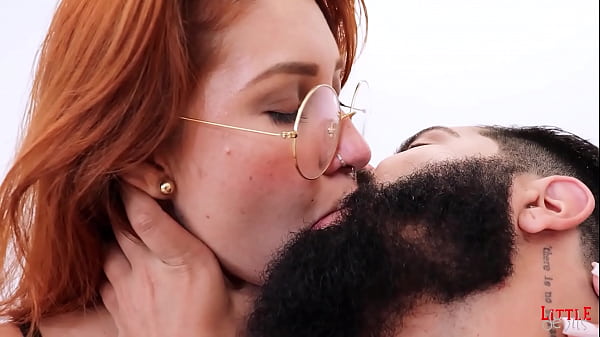 Attraente ragazza teenager si mostra mentre riceve una sborrata