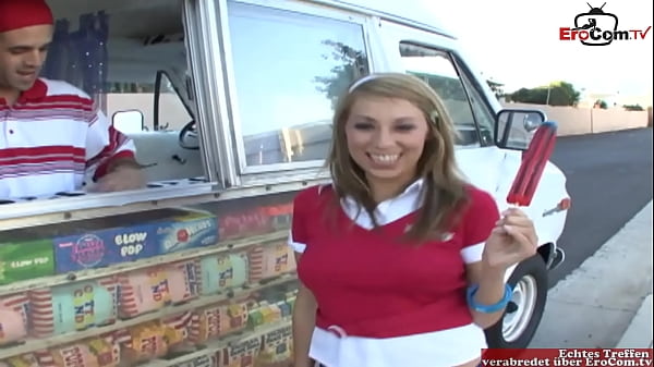 Chica adolescente sensual se burla de la corrida