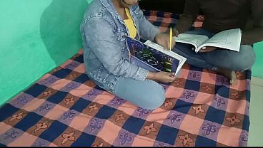 Studente scopa per la prima volta con l'audio hindi dell'insegnante