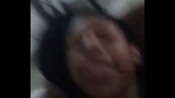 Verspieltes junges Mädchen hat Spaß