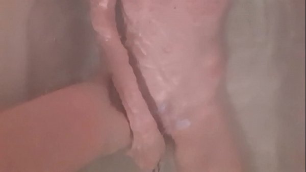 La piccola adolescente Tracy Naghavi viene in un bagno