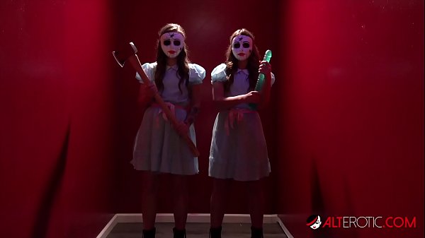 Süßes Teenie-Mädchen zieht sich beim Blowjob aus