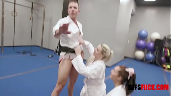 Teenie mit großen Titten vergnügt sich im Video