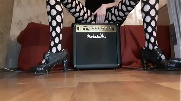 Ci si sente come una rock star. Tracy Naghavi viene dal suo vibratore preferito.