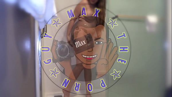 Chica adolescente sensual posa en interracial