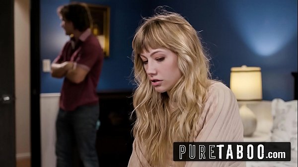 Die blonde Teenagerin Ivy Wolfe ist zum ersten Mal mit ihrer Stiefcousine zusammen