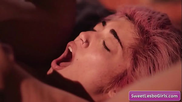 Lesbianas cachondas y traviesas de grandes tetas Aidra Fox y Evelyn Claire se follan con los dedos su jugoso coño y se lamen para tener orgasmos intensos