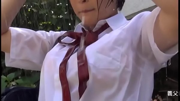 La splendida ragazza si diverte