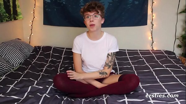 La douce petite Margo se masturbe en bas sexy