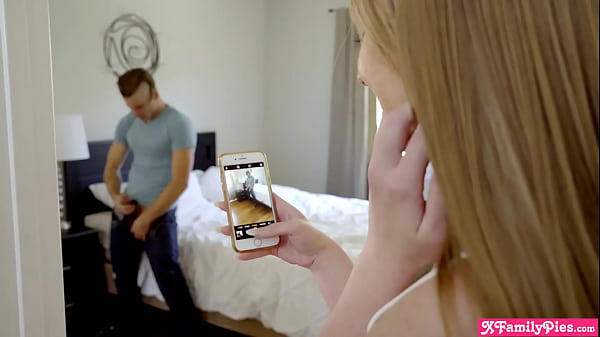 Adorabile ragazza teenager si diverte nel culo