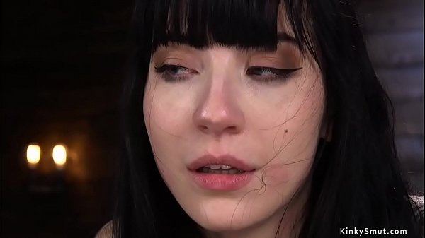 Piccola schiava tatuata sul bondage del dispositivo