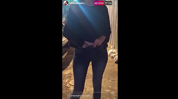EN LA CALLE, HOT SE CAPTA EN PÚBLICO EN INSTAGRAM LIVE, ¡CON LOS PECHOS FUERA! ¡LES SON CUERNOS AL VERLO! -Melina Bloom
