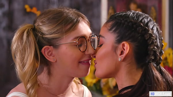 sì. Ex amiche lesbiche confessano i loro sentimenti - Emily Willis, Mackenzie Moss
