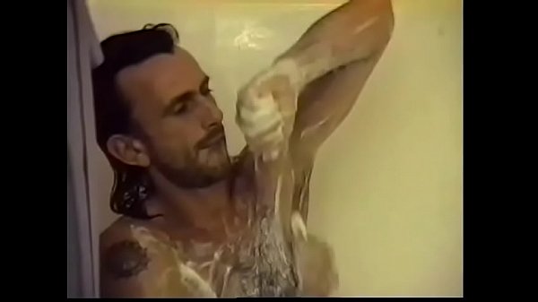 Il cowboy dai capelli lunghi Tyler Douglas si è arrapato moltissimo quando ha visto il suo fidanzato Mickey Blake fare la doccia