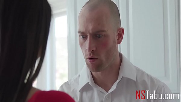 Ti piacciono le tette della tua matrigna?