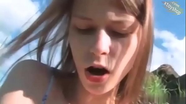 Heißes junges Babe, das mit der Flasche spielt