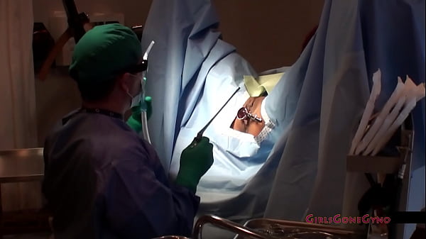 La sexy pelirroja Daisy Ducati recibe un examen ginecológico obligatorio realizado por el doctor Tampa antes de poder asistir a la Universidad de Tampa - Parte 9 de 12 - Vea esta película completa y más SOLO en GirlsGoneGyno Reup