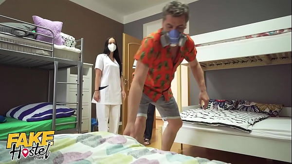Trio in un finto ostello con infermiere rosse e latine