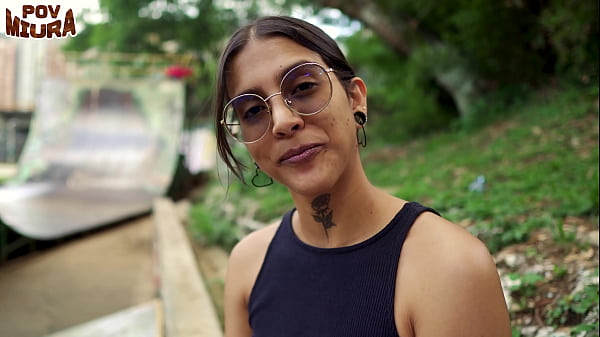 Chica joven salvaje se muestra