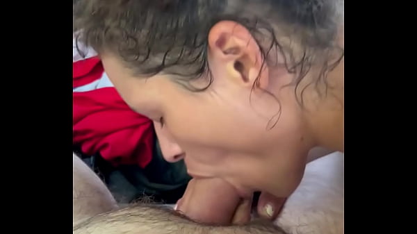 Uma prostituta muito jovem está ao telefone com o namorado enquanto é fodida completamente nua em público