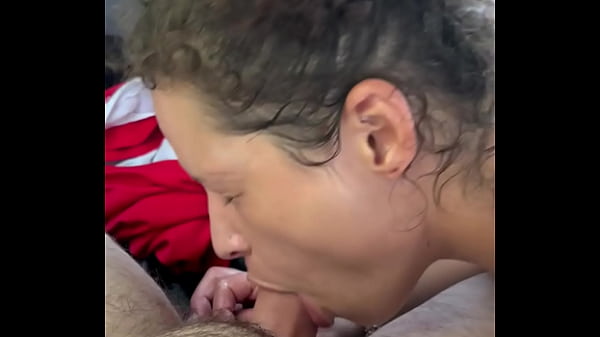 Gelangweilte Nutte lutscht Schwanz, wird gefickt und nimmt eine Ladung in den Mund