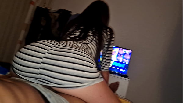 Me follo a escondidas al mejor amigo de mi novio en su fiesta de 18 años