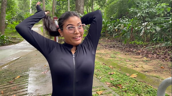 我在公园里用大鸡巴操了一个陌生人，他们差点就发现了我们！！