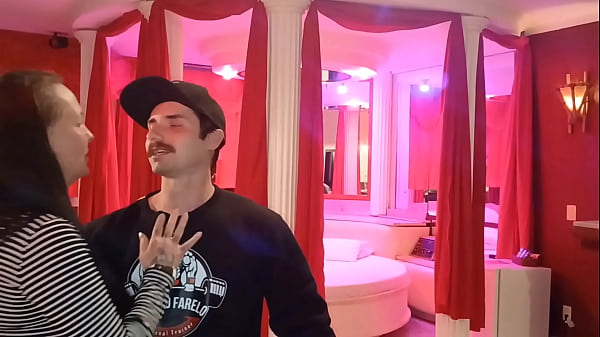 Ich nahm die geile Krone, damit sie meinen sehr harten Penis sehen konnte, und ihre Muschi war beeindruckt von den Eiern