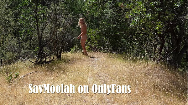 Nudistas transam ao ar livre durante caminhadas e resort de nudismo