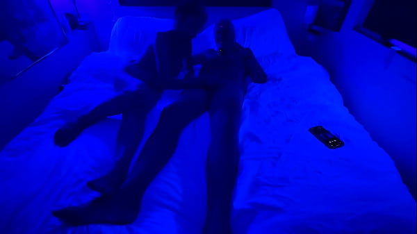 La bella teenager si diverte in modo amatoriale