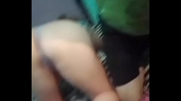 Se pone a cuatro patas y la toco y le jalo la tanga