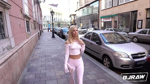 Teenie-Blondine zeigt sich im Video