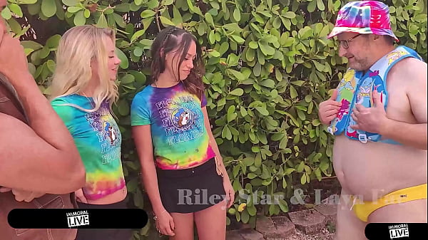 Una splendida ragazza si spoglia