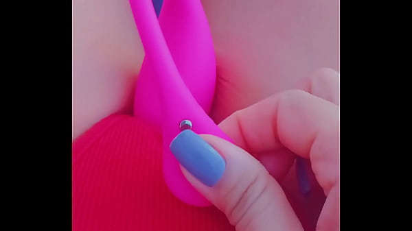 Lovense Lush POV: la bellissima ragazza gioca con la fica rosa