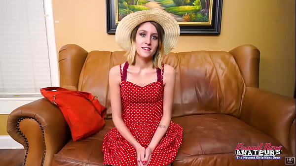 ¡La cutie rubia cachonda Pixie Pie se folla el coño con los dedos y se la follan!