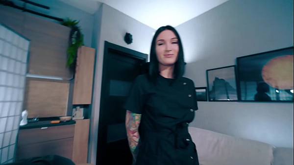 Un'infermiera sexy con guanti in lattice ha aiutato la sua paziente a raccogliere un'analisi dello sperma