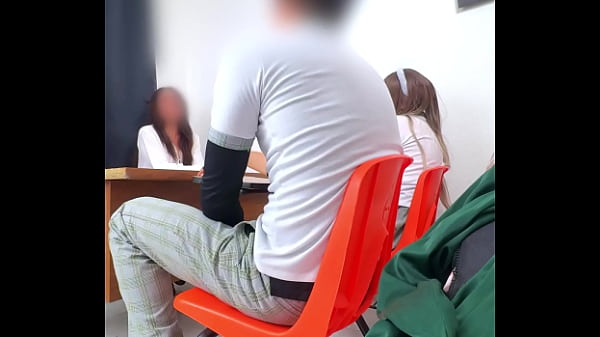 MEXIKANISCHER LEHRER gibt Schülern im Klassenzimmer eine außergewöhnliche Prüfung! GIBT ES EINE ANDERE Möglichkeit, LEHRER zu bestehen? Es verlangt von Ihnen, dass der Körper die Angelegenheit weitergibt!