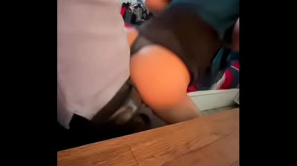 COGIENDO SABROSO CON MI JEFE EN SU CASA MIENTRAS SU ESPOSA SE VA DE COMPRAS